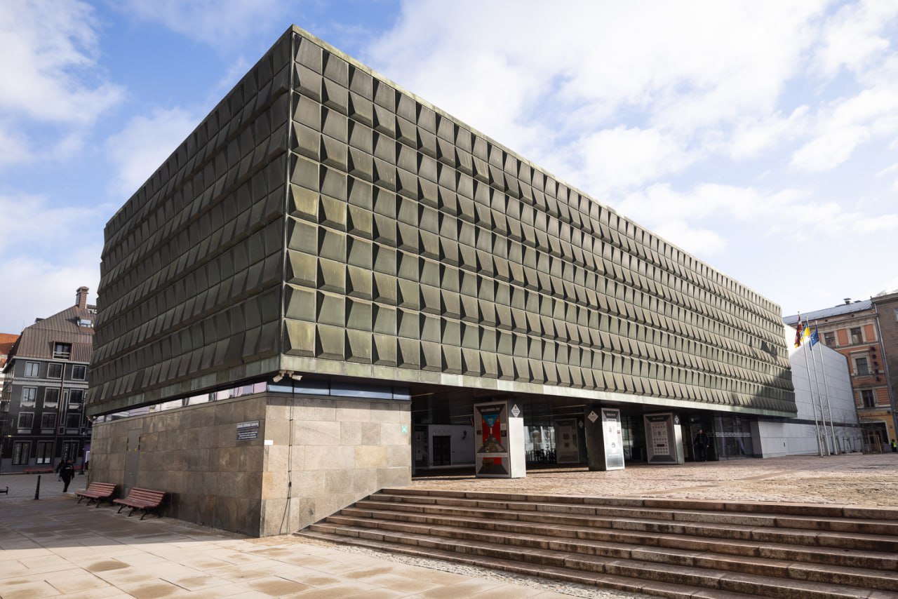 Елена Зеленская в латвийском музее оккупации показала, как носить черный брючный костюм (фото)