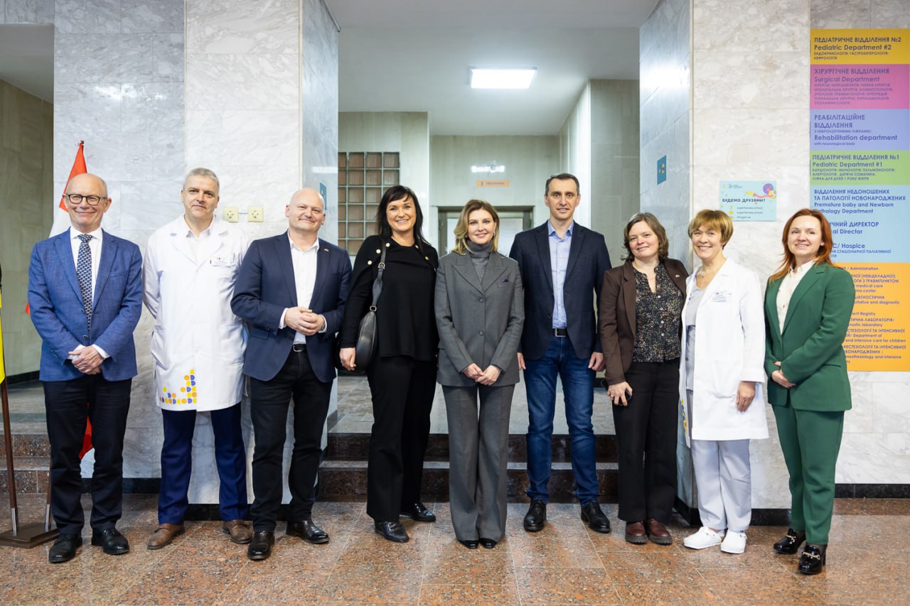 Олена Зеленська показала, як носити класичний костюм з цікавою формою брюк (фото)