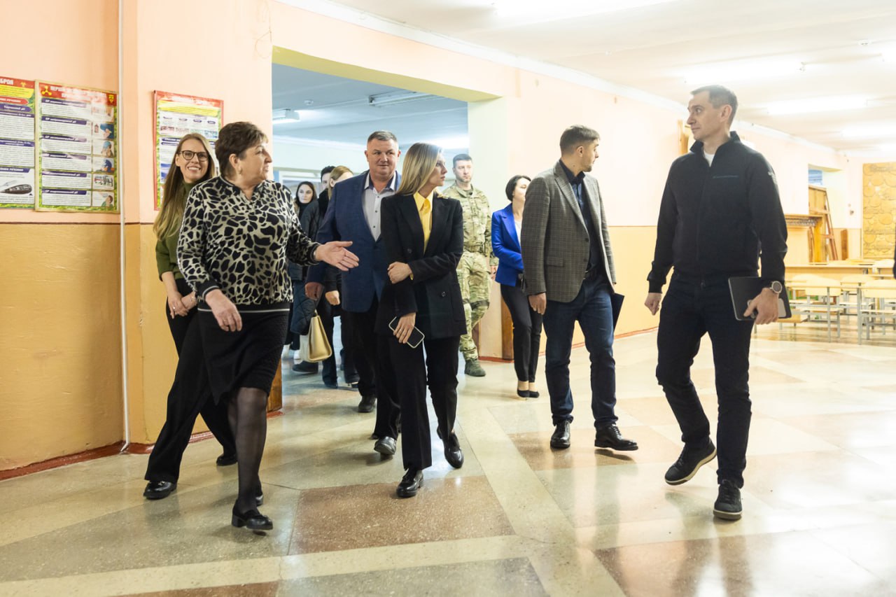 Олена Зеленська показала, як поєднати яскраву сорочку з класичним костюмом (фото)