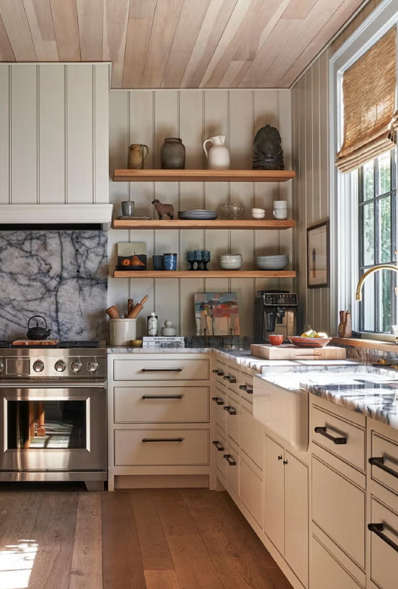 15 ідеальних кольорів фарби для кухонних шаф, які ніколи не виходять з моди