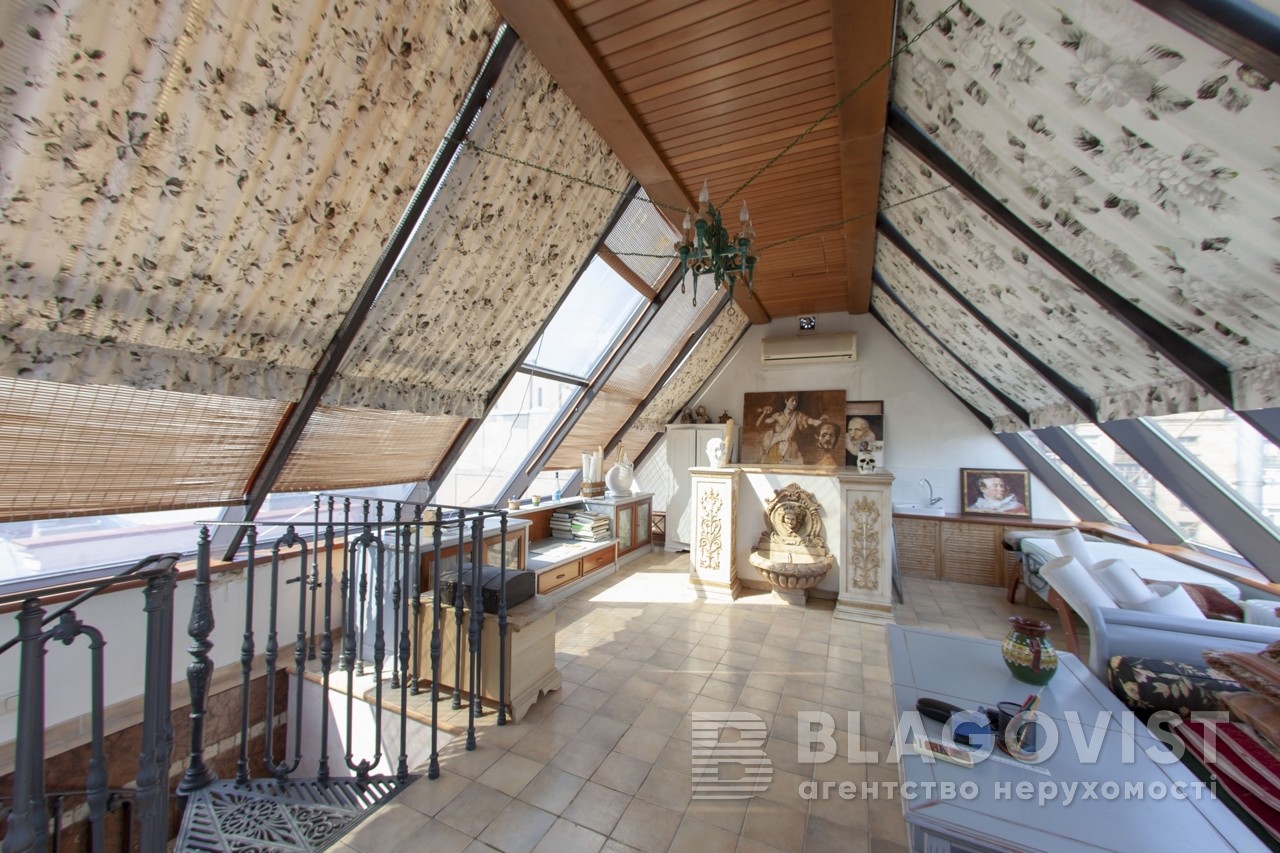 Власний ліфт і три рівні: як виглядає квартира за 28 мільйонів у центрі Києва (фото)