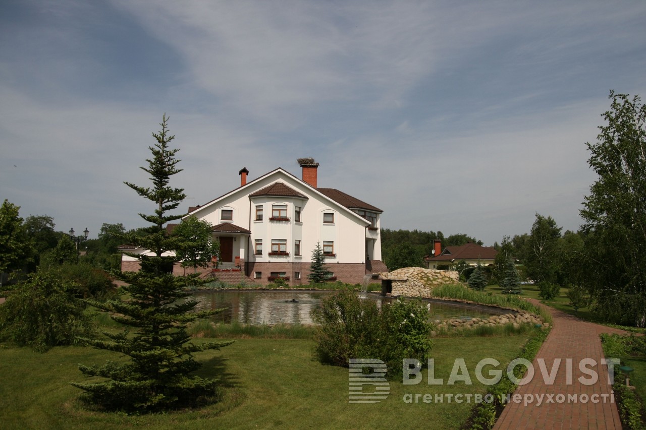 Під Києвом продають елітний особняк з місцем для тенісного корту і вертолітного майданчика (фото)
