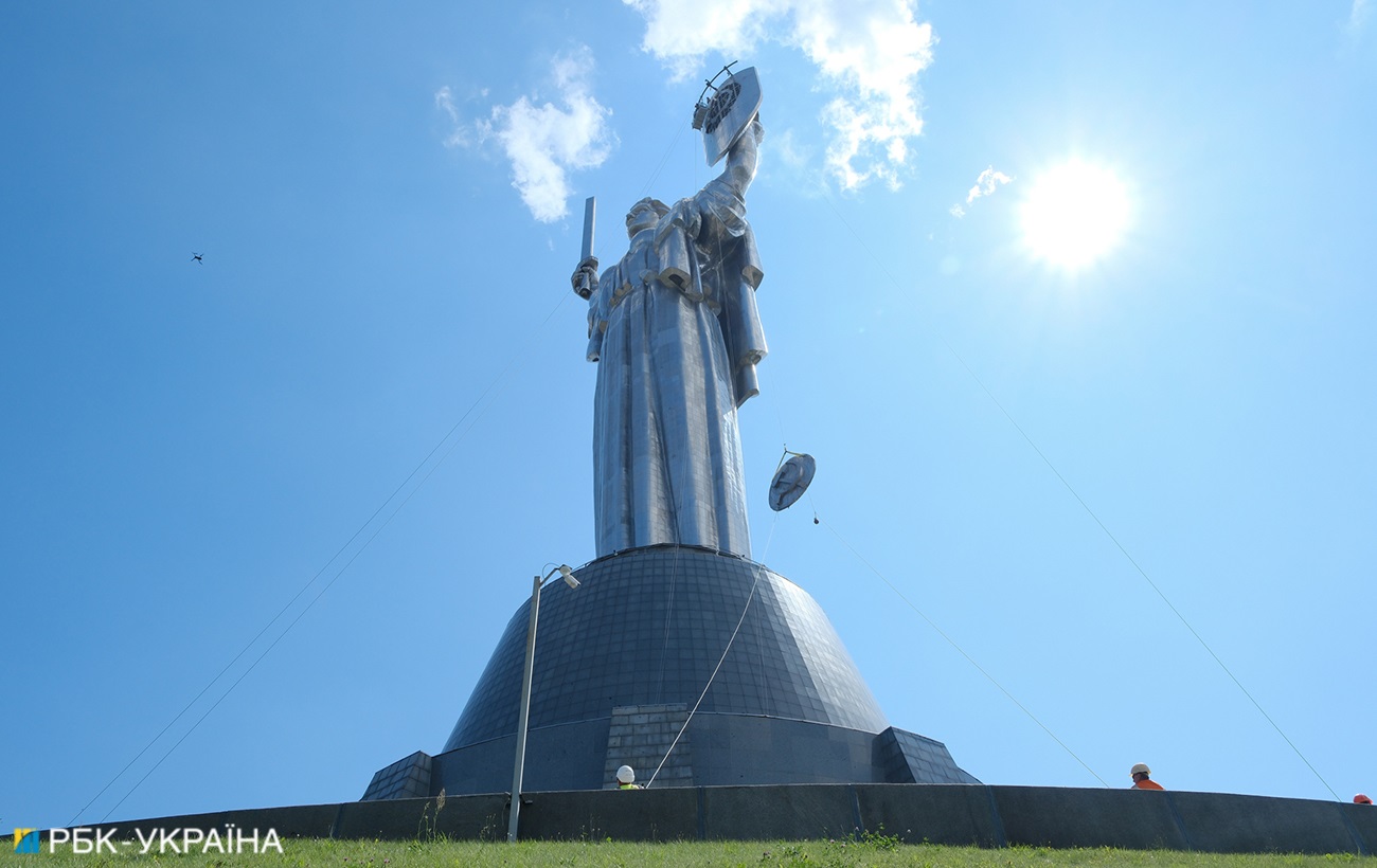 На монументі "Батьківщина-мати" завершили встановлення тризуба (фото)