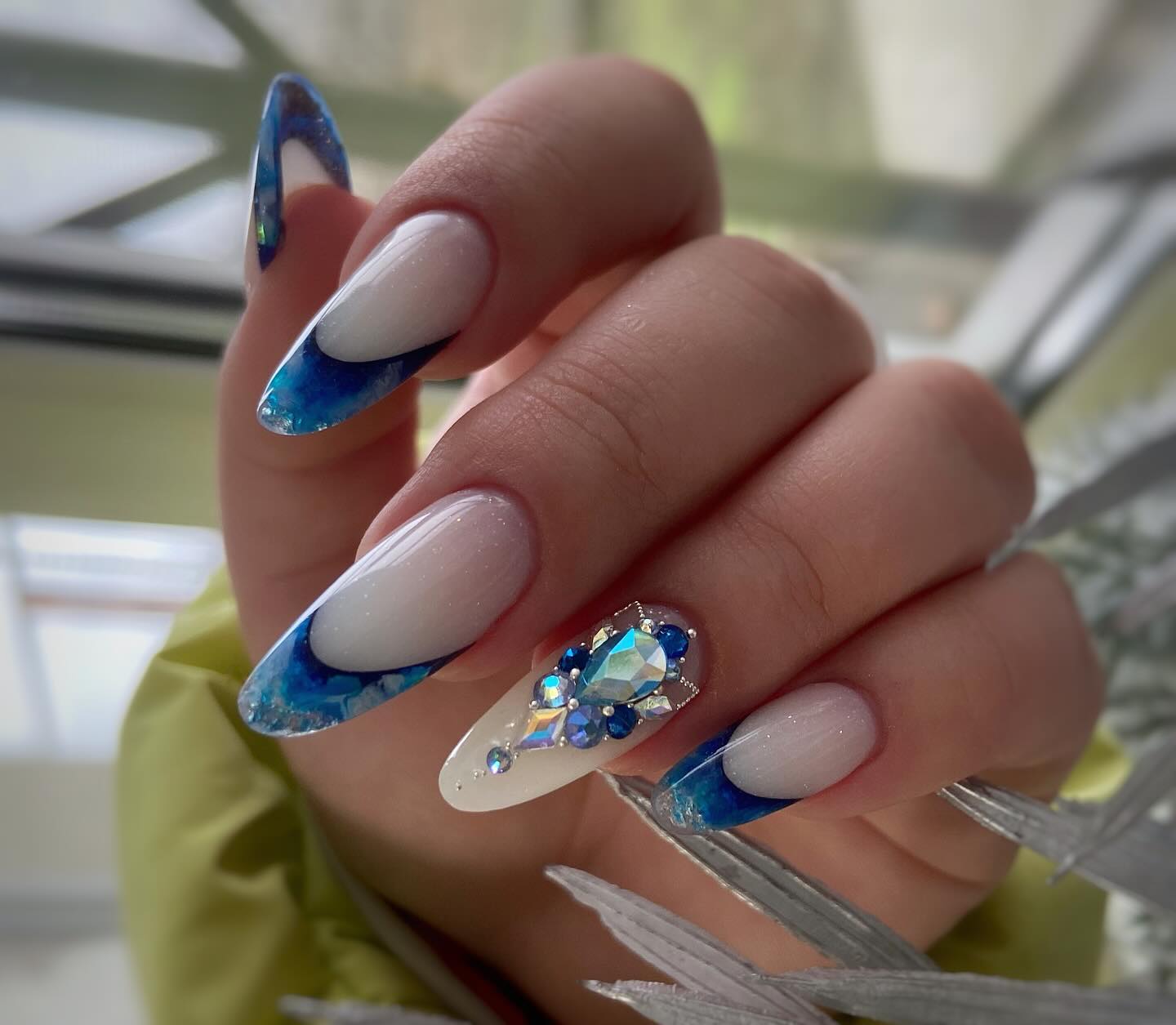 Свято на нігтях: 10 чудових ідей новорічного френч-манікюру