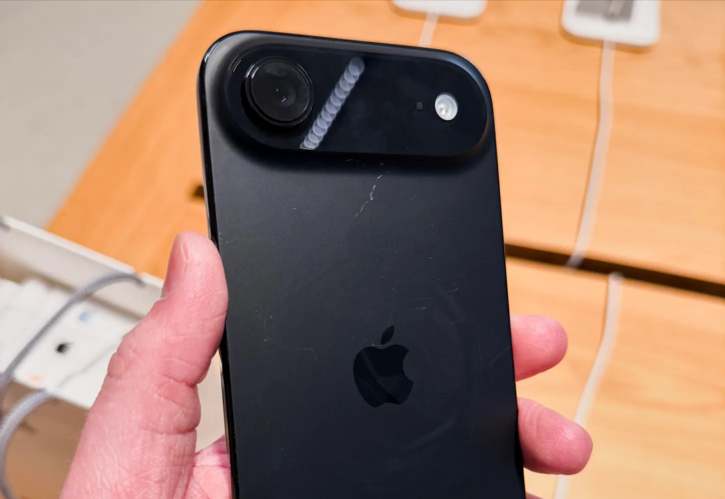 Apple предложила необычный способ убрать царапины с iPhone 17: поможет бюджетное средство