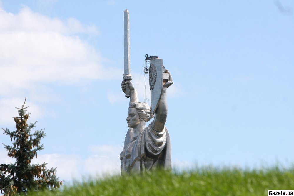 Kyiv's 'Motherland' monument get Soviet emblem replacement: photos from the scene