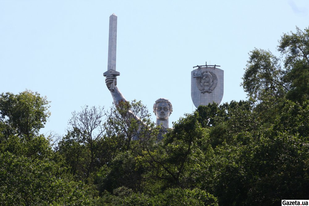 Kyiv's 'Motherland' monument get Soviet emblem replacement: photos from the scene