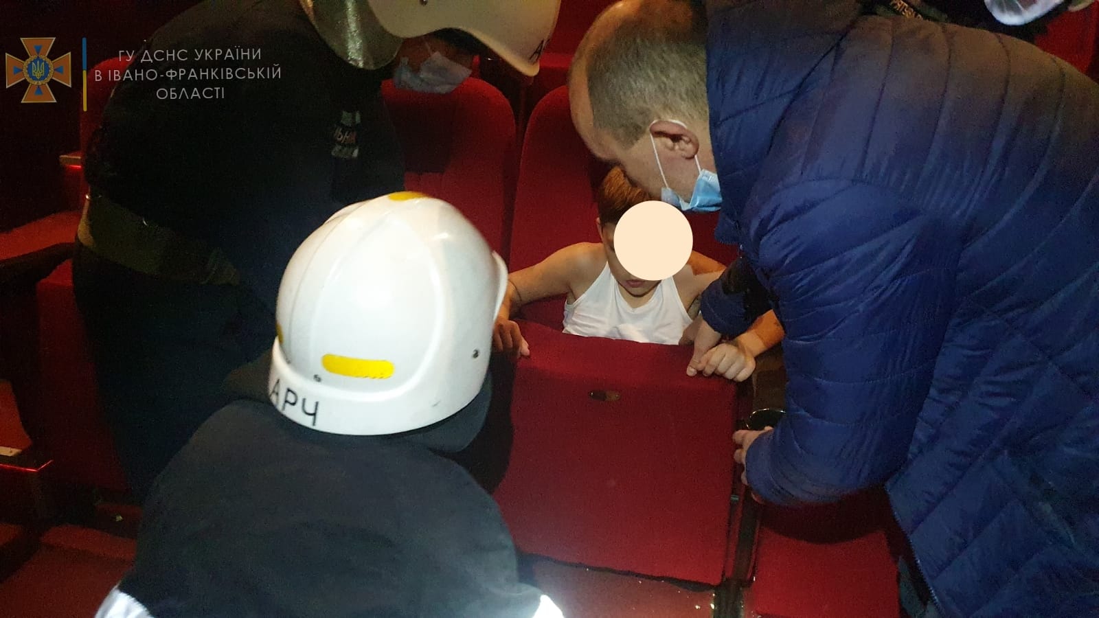 В Івано-Франківську школяр застряг в кріслі кінотеатру: як рятували дитину (фото)