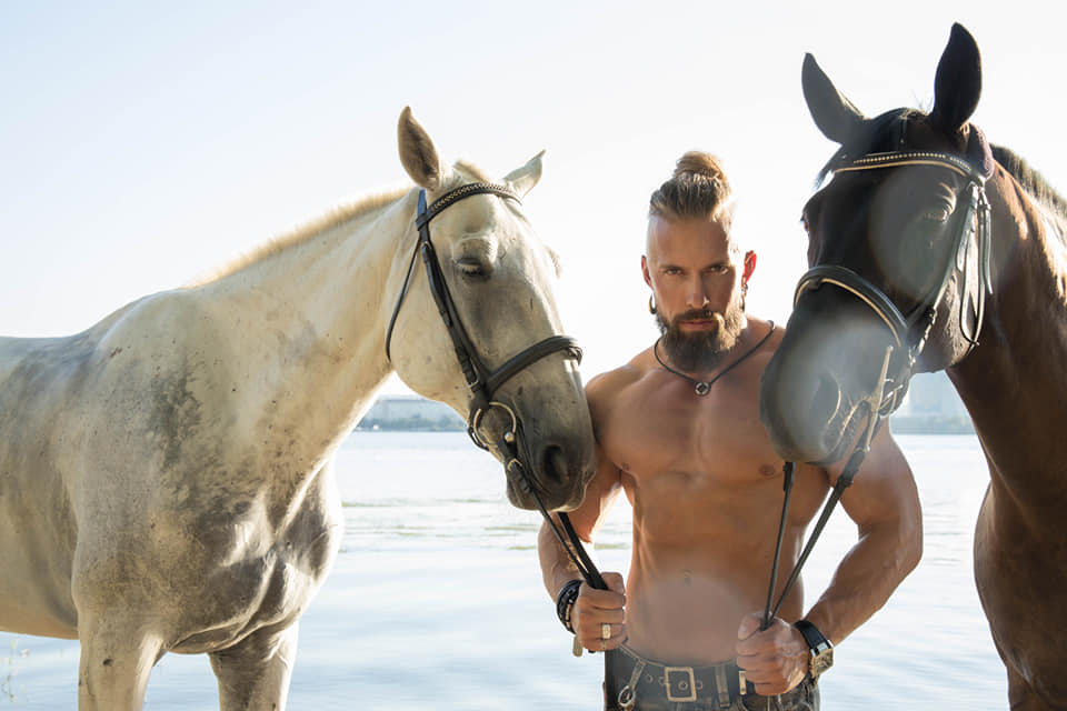 Містер Страйк став справжнім ангелом-рятівником для тварин під Києвом: що про нього відомо