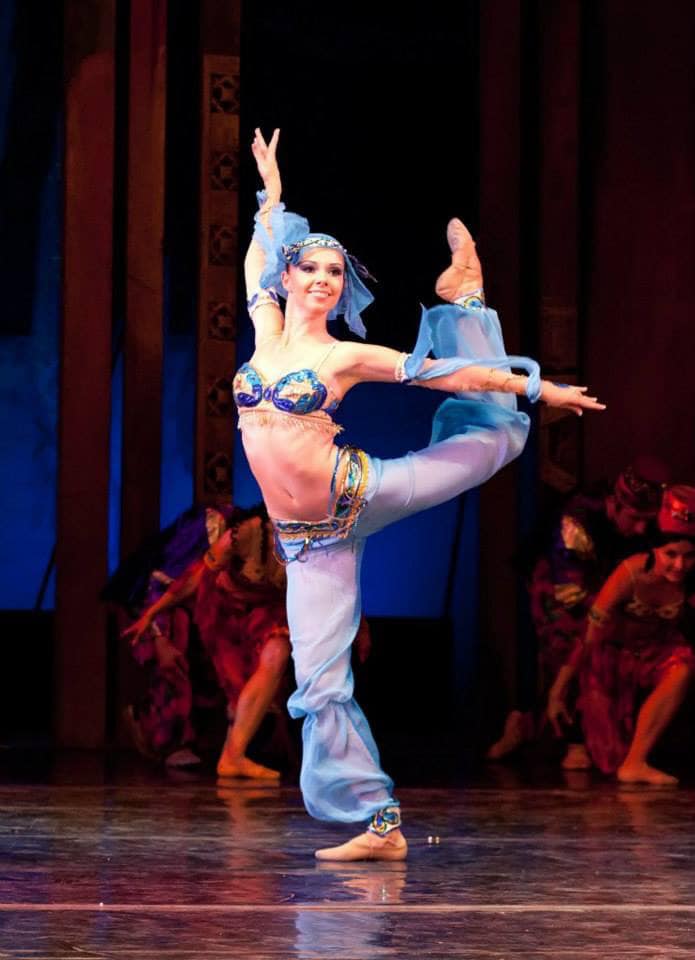 Украинская балерина защищает родную страну с оружием в руках: история и фото красавицы