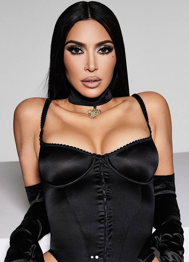 Ким Кардашьян в атласном черном боди показала крошечную талию