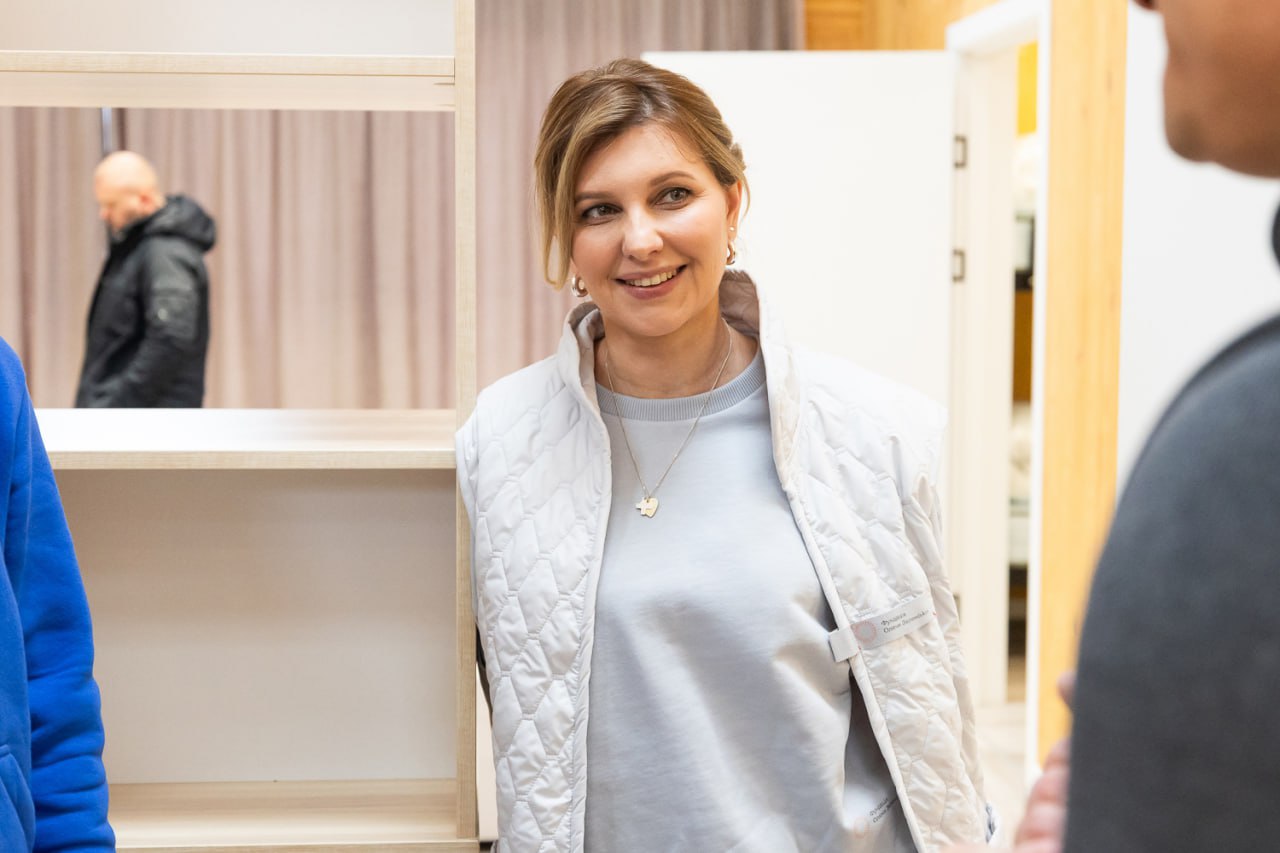 Олена Зеленська заселила багатодітну родину у новий будинок: &quot;Передала ключі&quot;