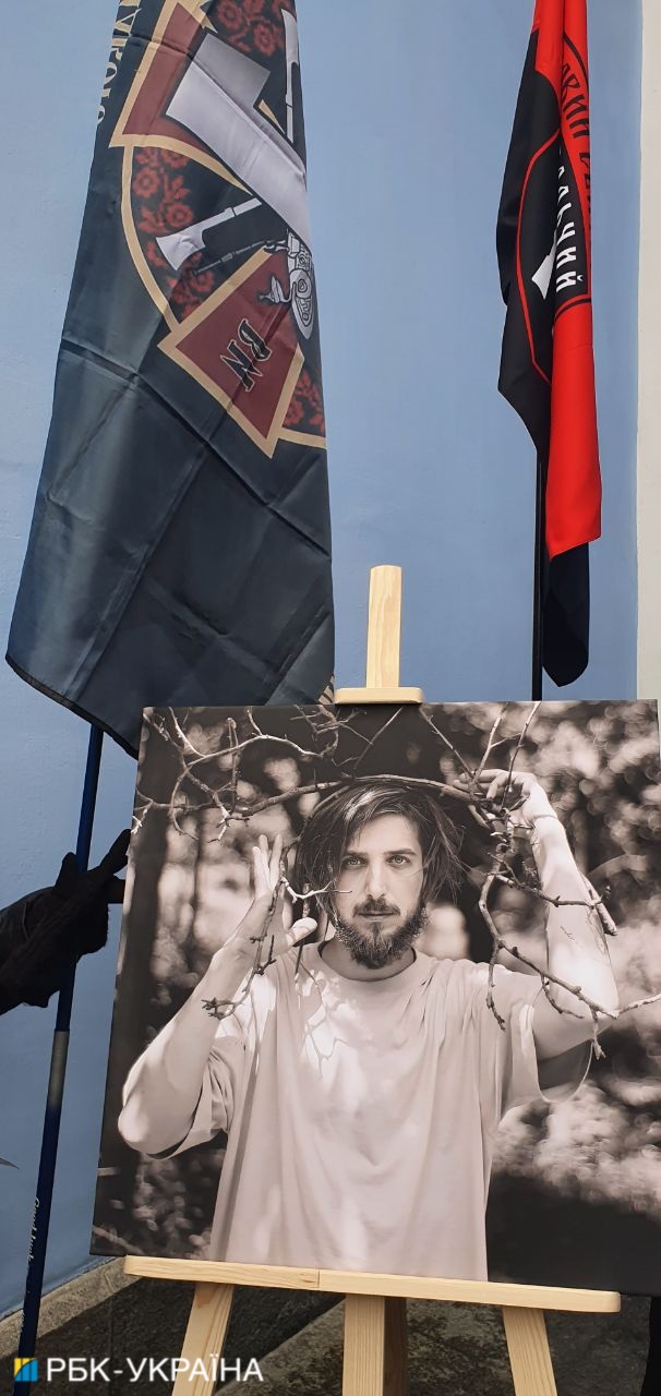 В Киеве прощаются с погибшим поэтом Максимом Кривцовым: трогательные фото