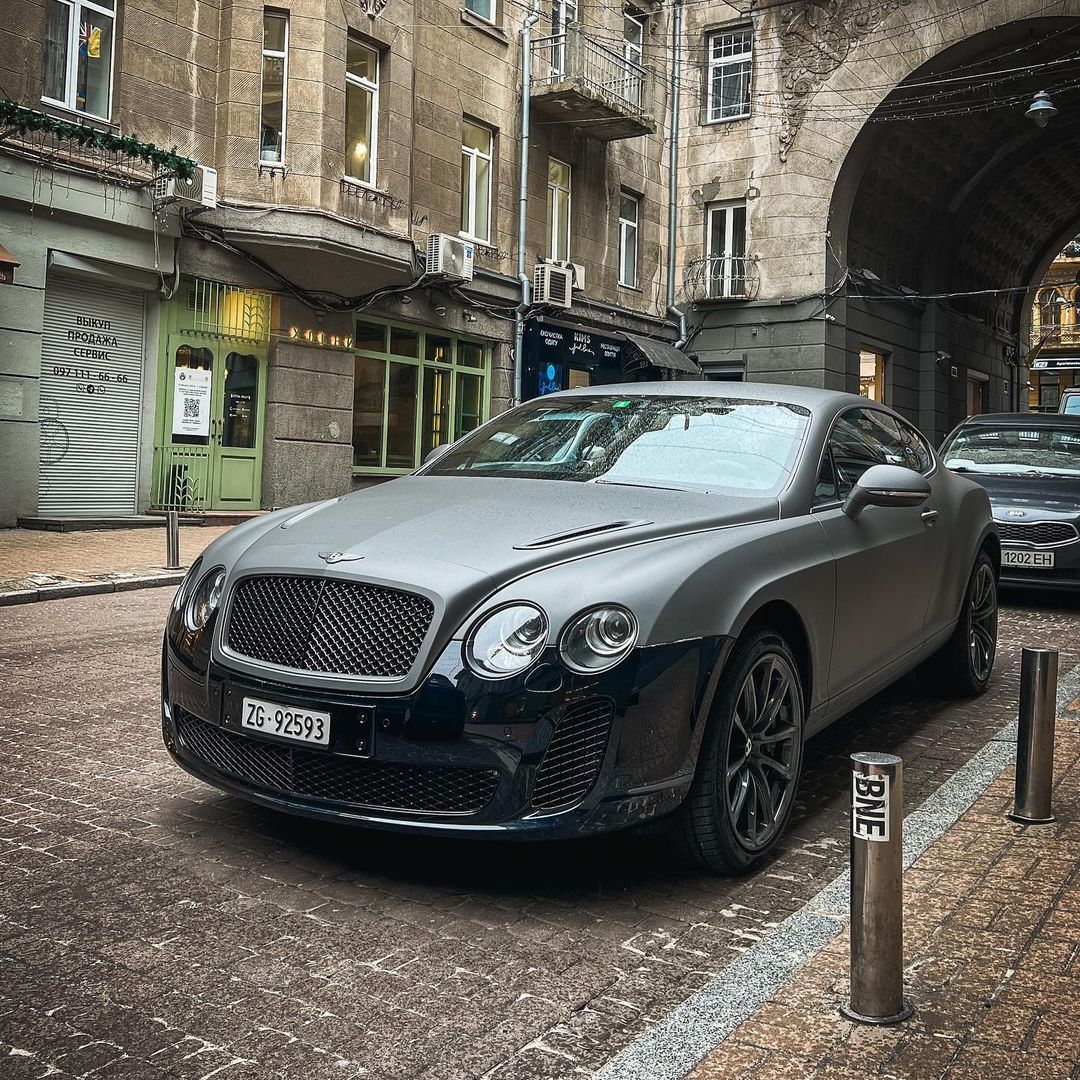 В Киеве заметили редкий Bentley: их всего 1800 в мире (фото)