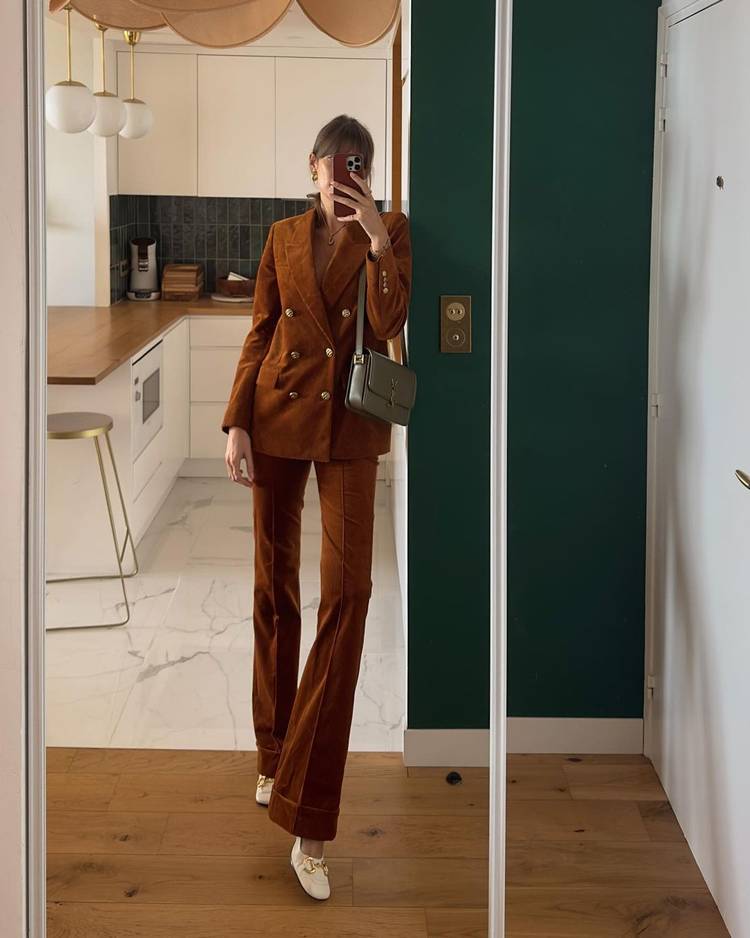 Какие женские брюки будут самыми модными зимой 2024-2025: фото трендовых образов