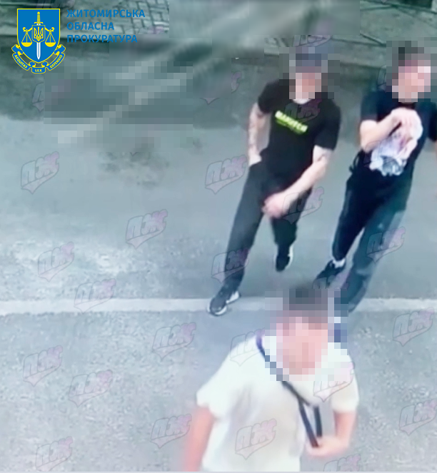 У Житомирі група чоловіків намагалась вибити двері в квартиру військового: що їм загрожує