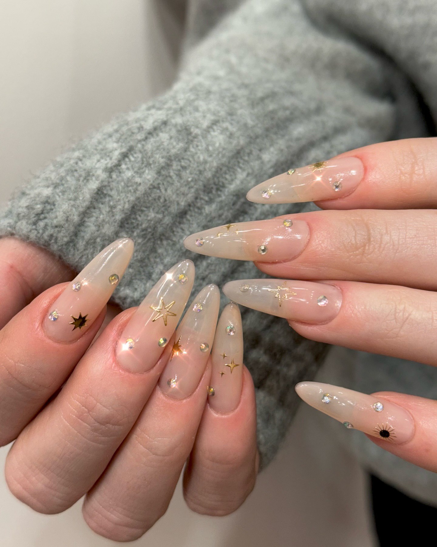 Сверкающие ногти и сложные узоры: главные тренды маникюра на зиму 2025 года