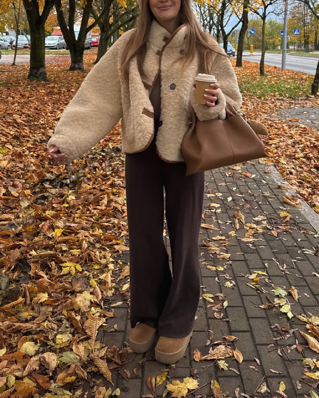 Мех &quot;барашек&quot; снова в моде: как его носить зимой 2025-2026