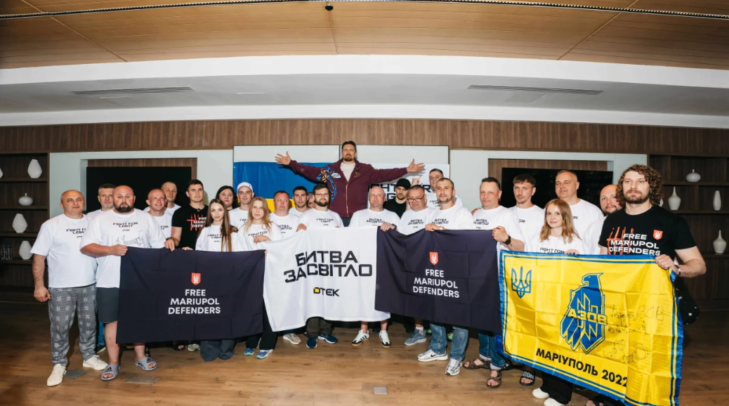 Усик закликав до підтримки енергетиків. Деталі зустрічі боксера з ветеранами ДТЕК