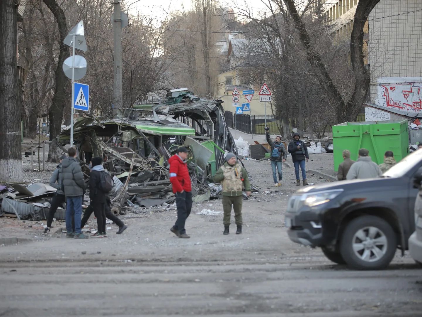 Мандрівник Дмитро Комаров тепер їздить по Києву, показуючи світу горе від російських ракет