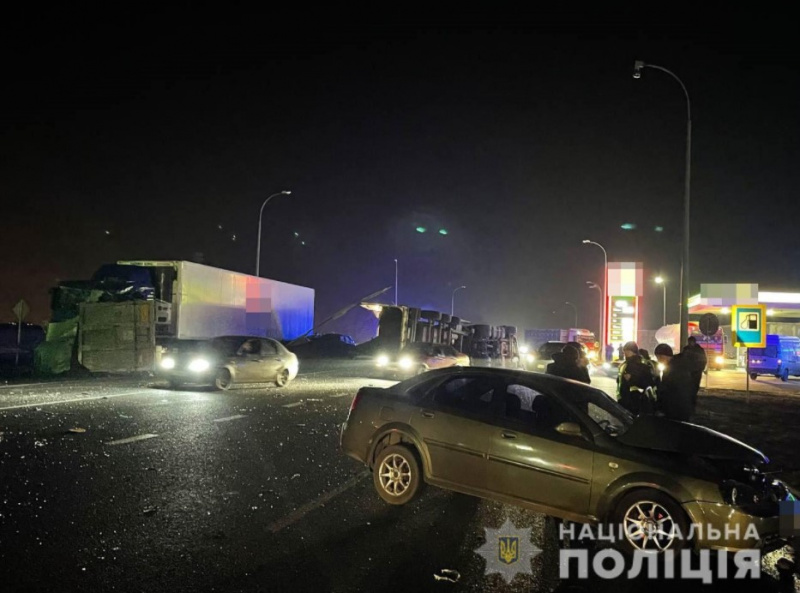 В Харькове произошло масштабное ДТП: грузовик раздавил легковой автомобиль 1