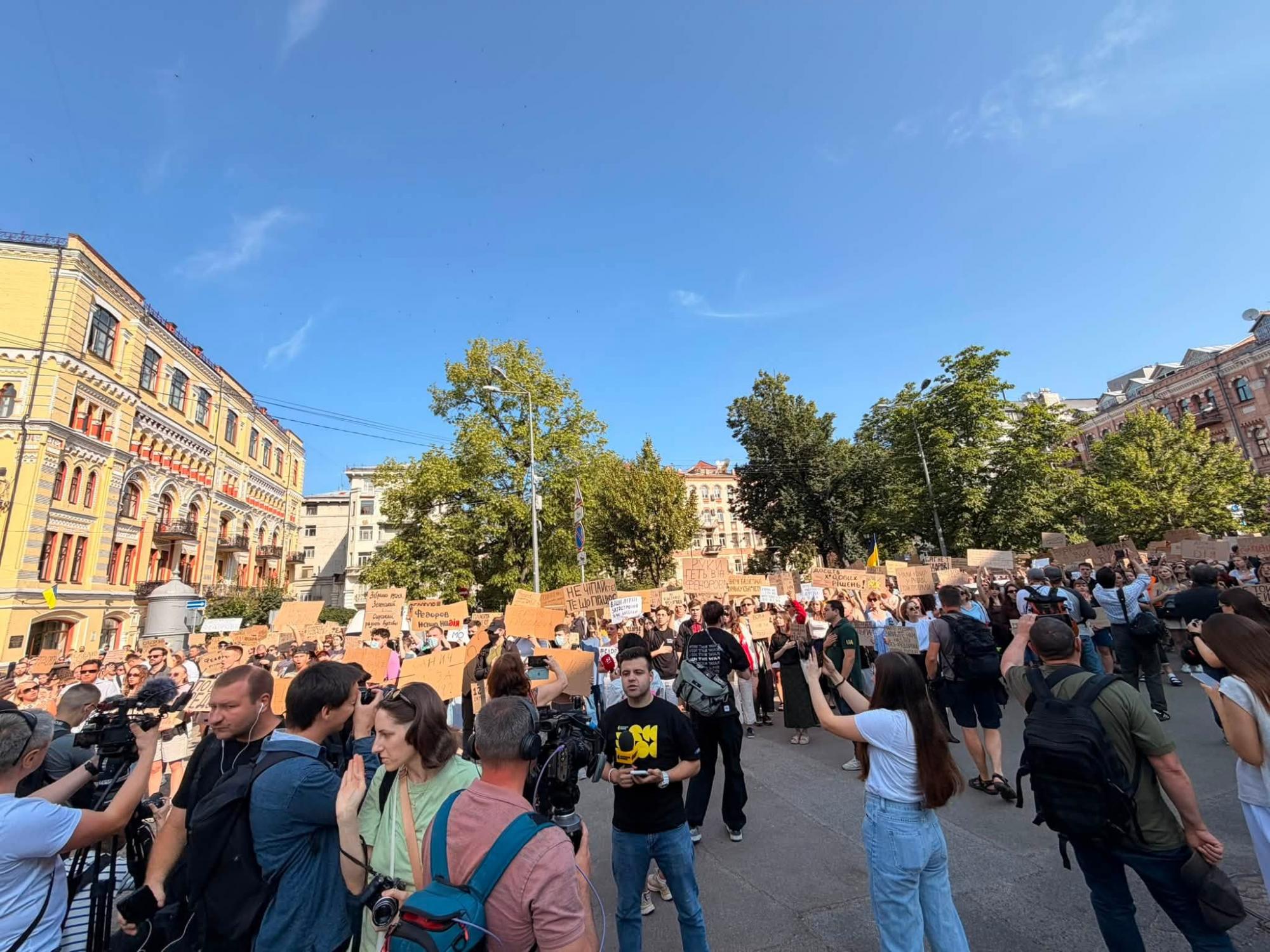 Под театром Франко в Киеве митинг из-за отставки Федорова: что происходит