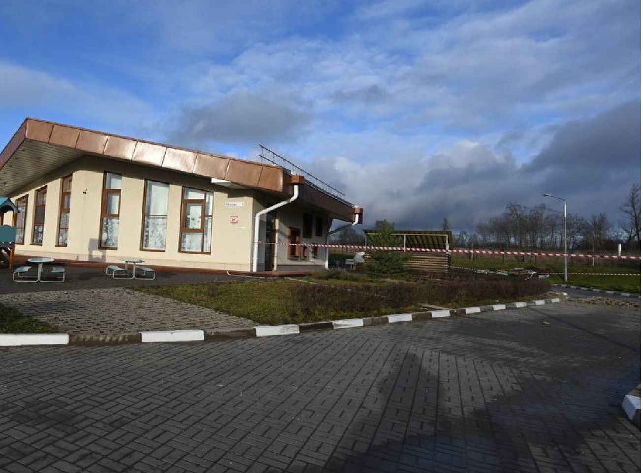 Впала поруч. Росіяни ледь не скинули авіабомбу на дитячий садок у Бєлгороді (фото)