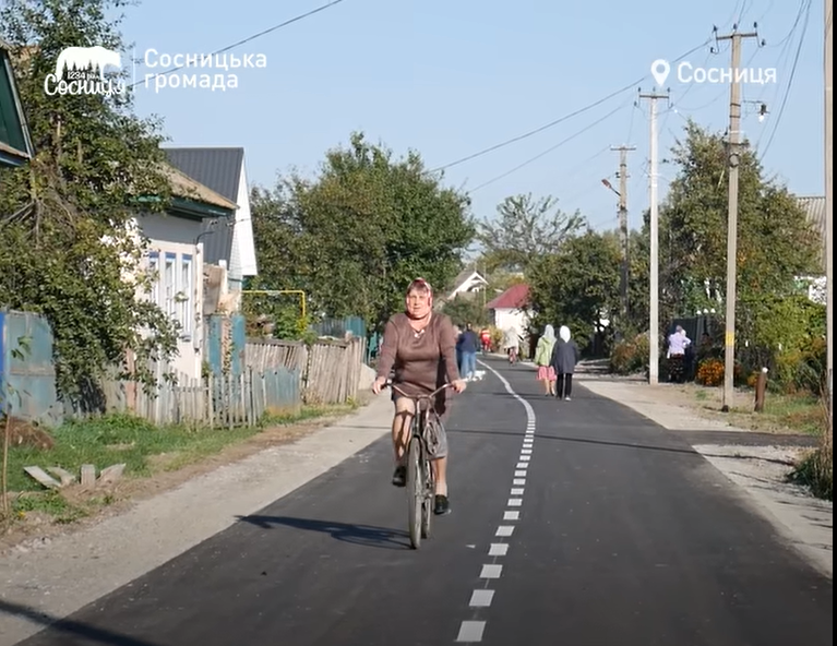 У Чернігівській області мама загиблого військового заасфальтувала дорогу на вулиці, яка носить імʼя її сина