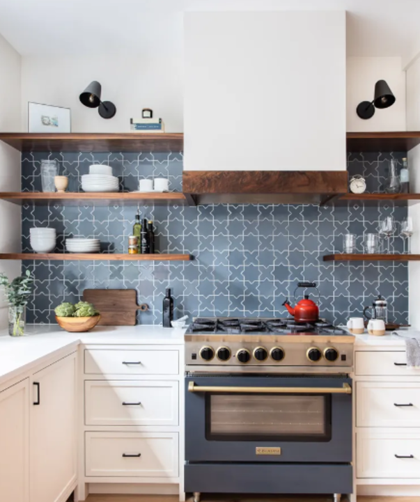 Как незаметно разместить вытяжку на кухне: 4 современных способа (фото)