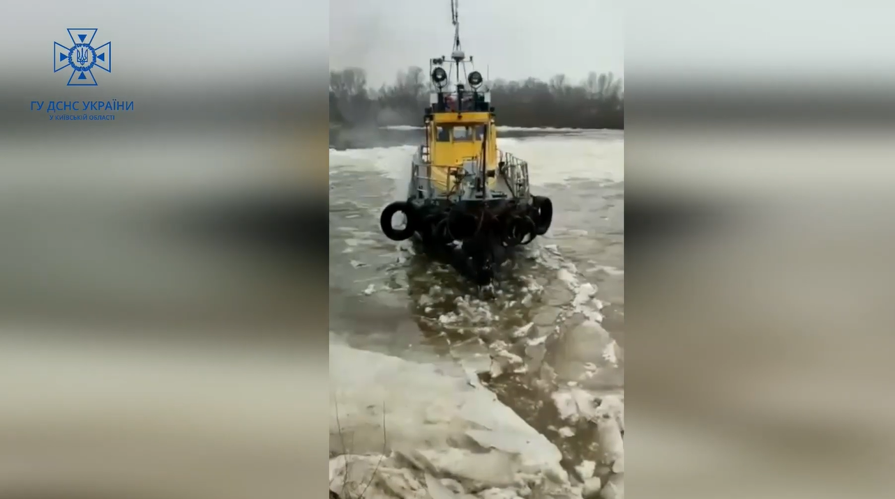 Українські рятувальники показали, як борються із &quot;крижаними заторами&quot;: вражаюче відео