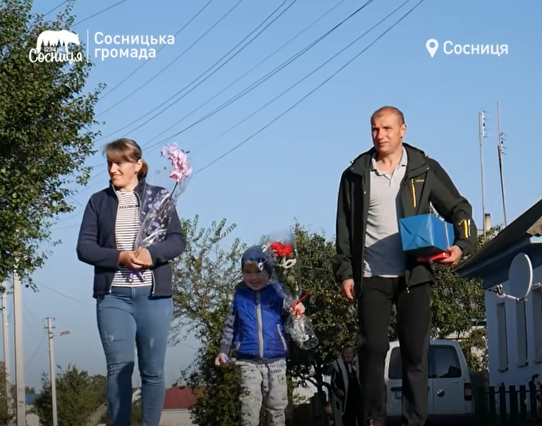 У Чернігівській області мама загиблого військового заасфальтувала дорогу на вулиці, яка носить імʼя її сина