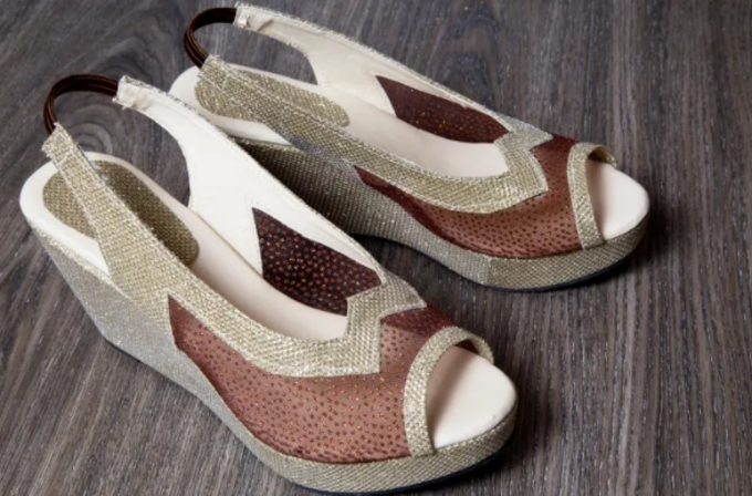 Стилист показала 5 пар женской обуви, которая вышла из моды и старит