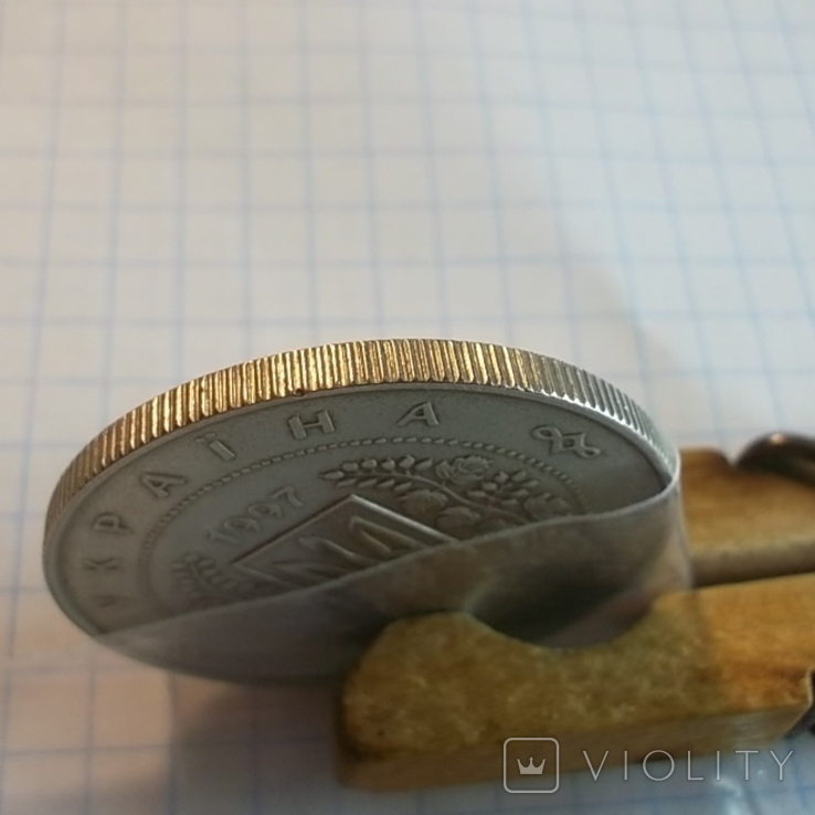 В Украине 2 гривны могут принести немалую сумму: как выглядит уникальная монета (фото)