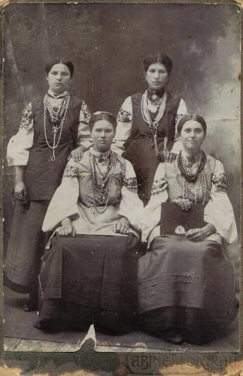 Дивіться, як виглядали українки 100 років тому і порівняйте їх із росіянками (фото)