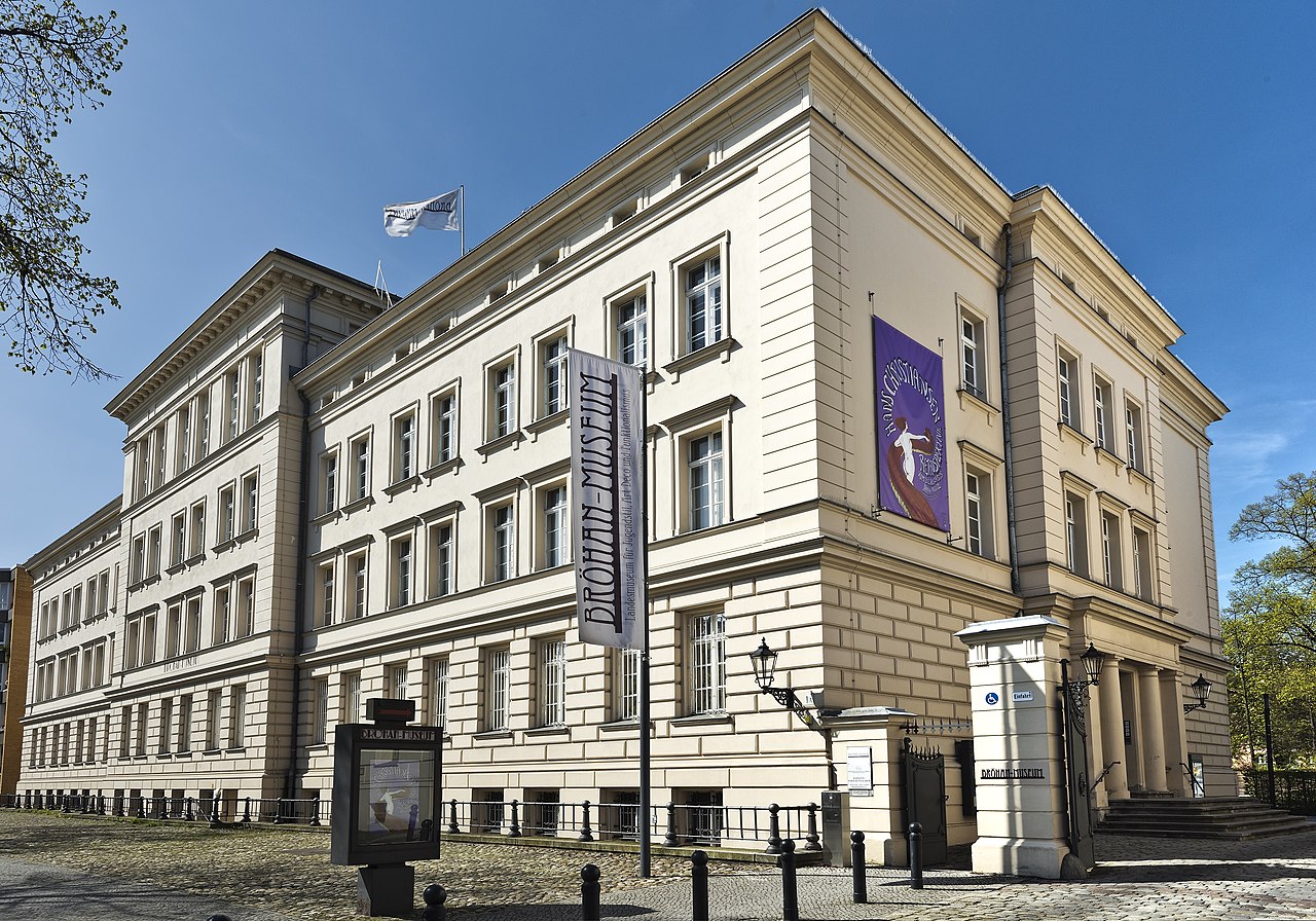 Десятки музеїв Берліна проводять безкоштовні екскурсії для українців: список