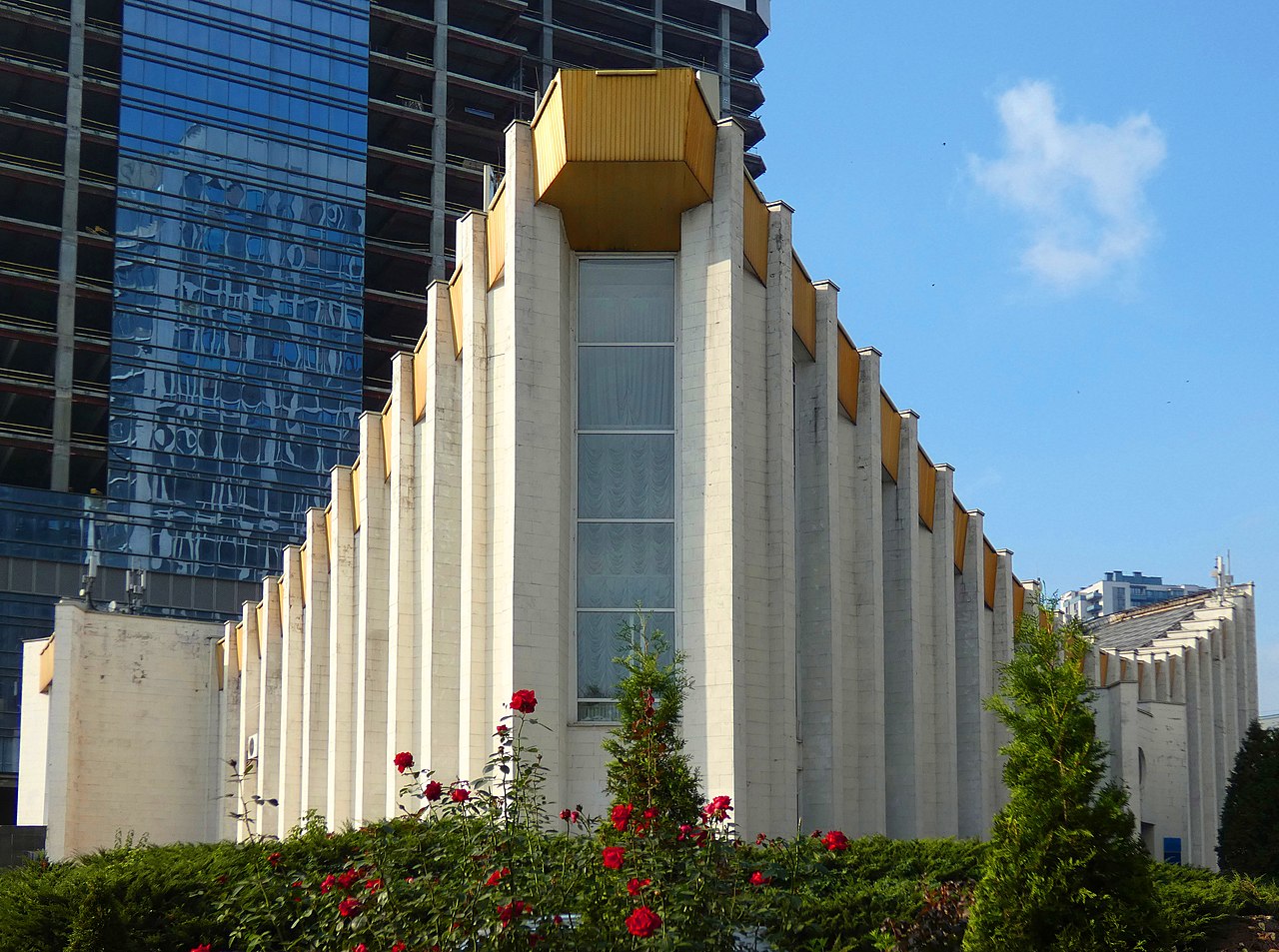 Как и почему величественное здание в центре Киева превратилось в &quot;бермудский треугольник&quot;