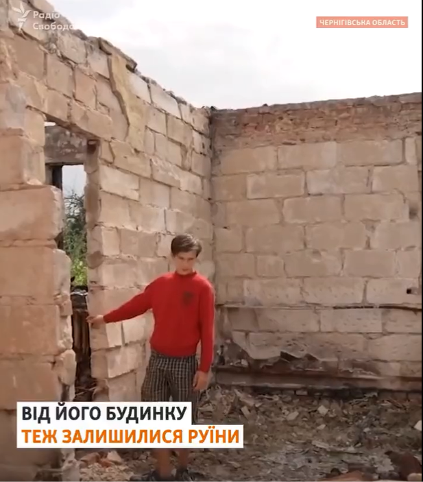 "Втратив дитинство": 12-річний хлопчик розбирає завали свого будинку, який знищили війська РФ