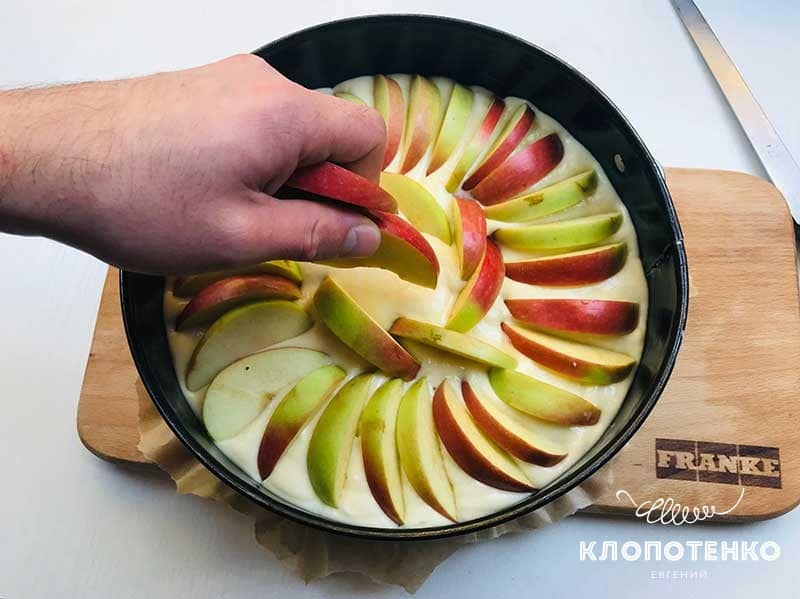 Найпростіший яблучний пиріг на кефірі від Євгена Клопотенка: швидко і дешево!