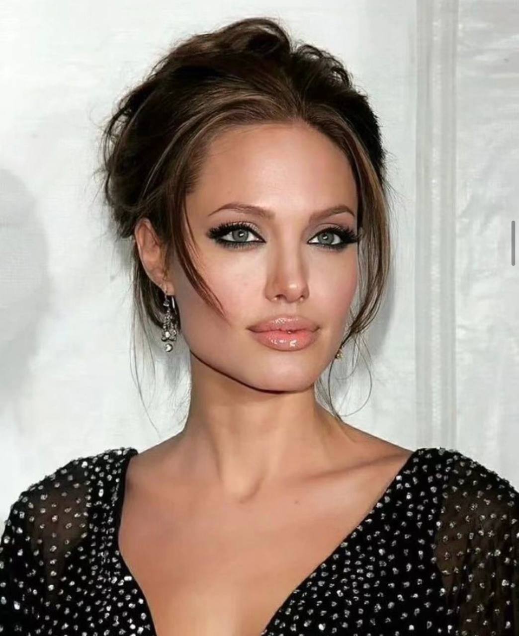 Штучний інтелект показав, як може виглядати еталон краси Анджеліна Джолі