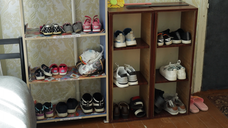 "Куда придут россияне, жить не останусь". Как переселенцы спасаются от войны в шелтерах