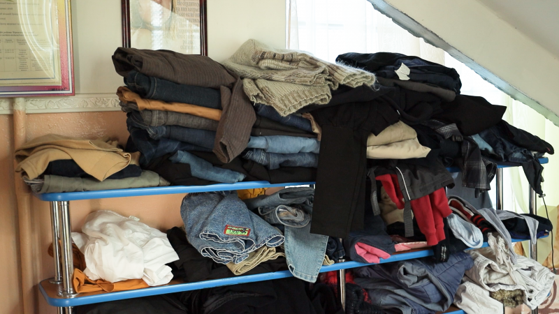 &quot;Куди прийдуть росіяни, жити не залишуся&quot;. Як переселенці рятуються від війни у шелтерах