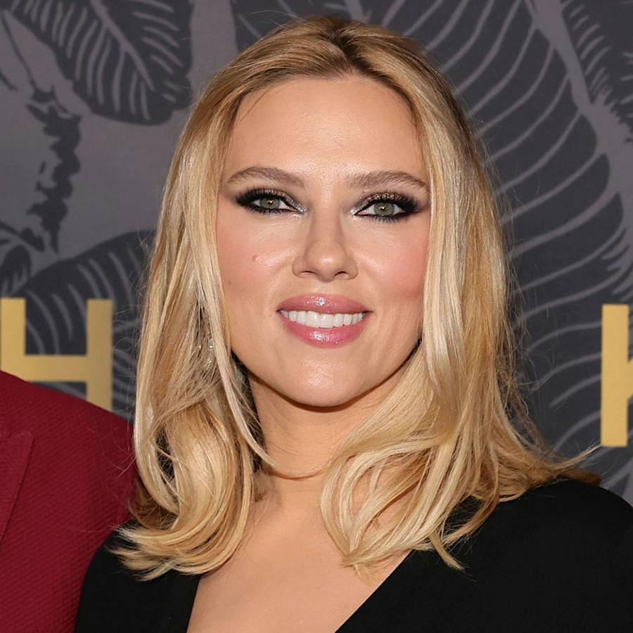 Скарлетт Йоханссон показала, как объединить классическое черное платье с ярким макияжем