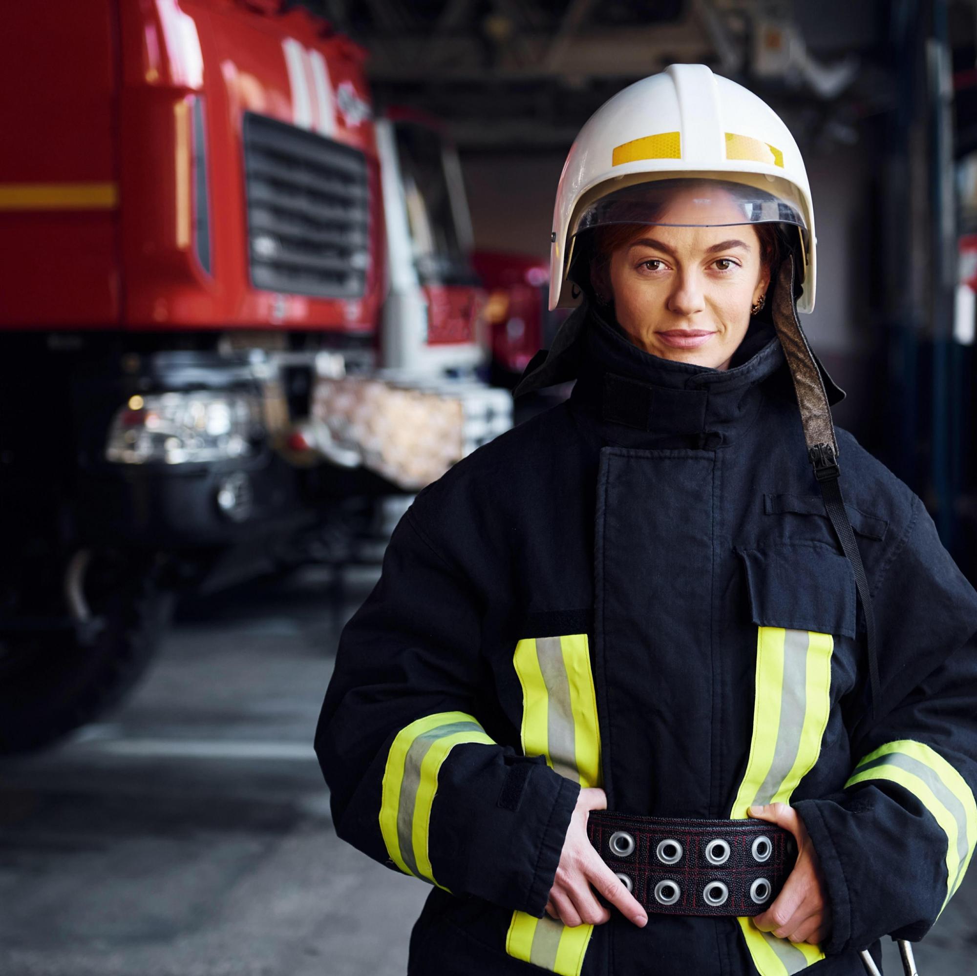 Это поразительно! Украинская спасательница надела форму, выполняя упражнения на перекладине