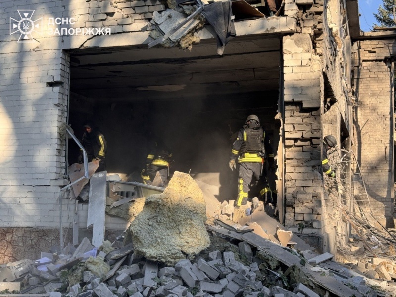 Russia bombs residential areas in Zaporizhzhia of Ukraine, killing and injuring civilians