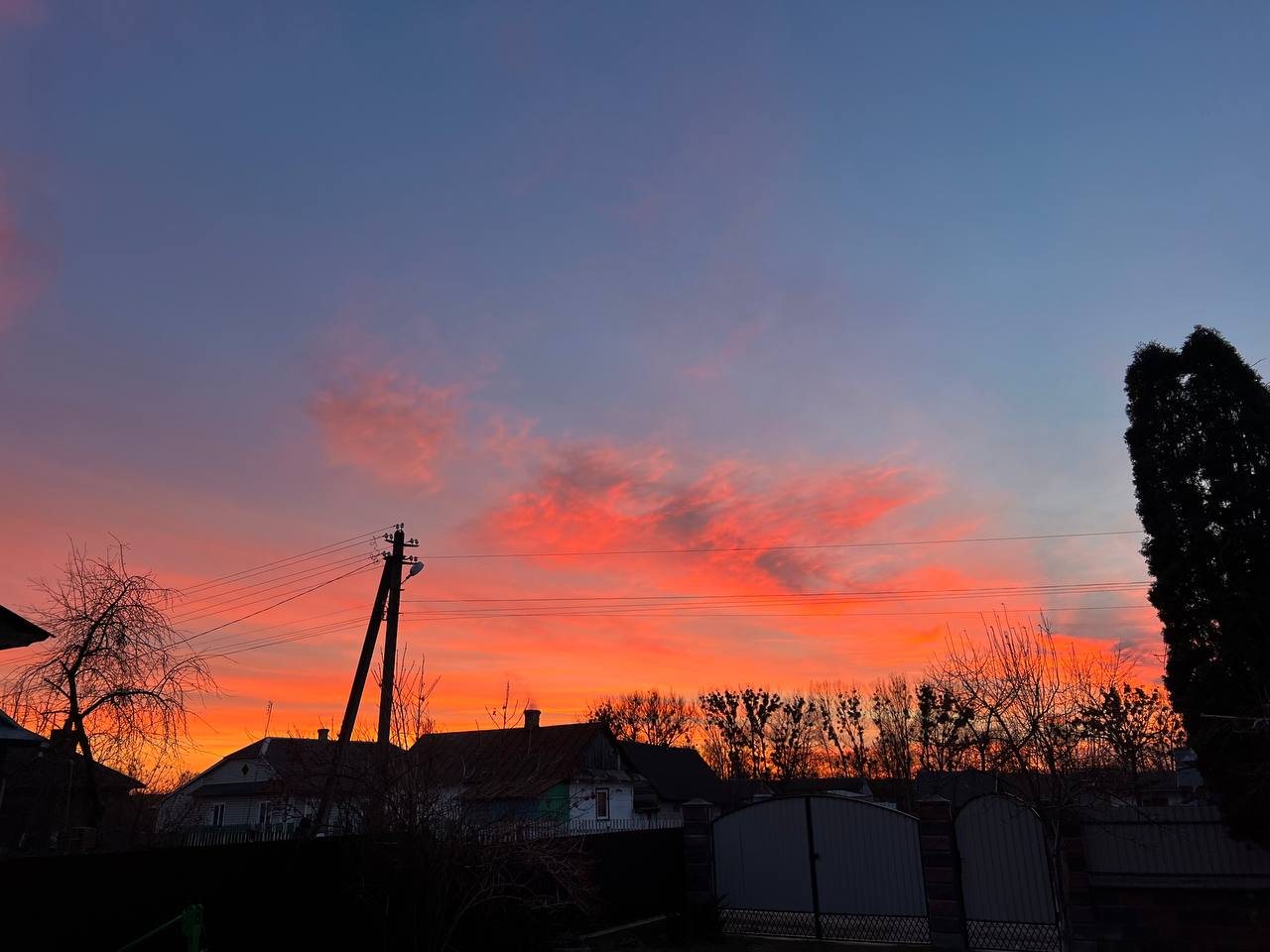 В новогоднюю ночь над Украиной увидели необычное явление: удивительные фото