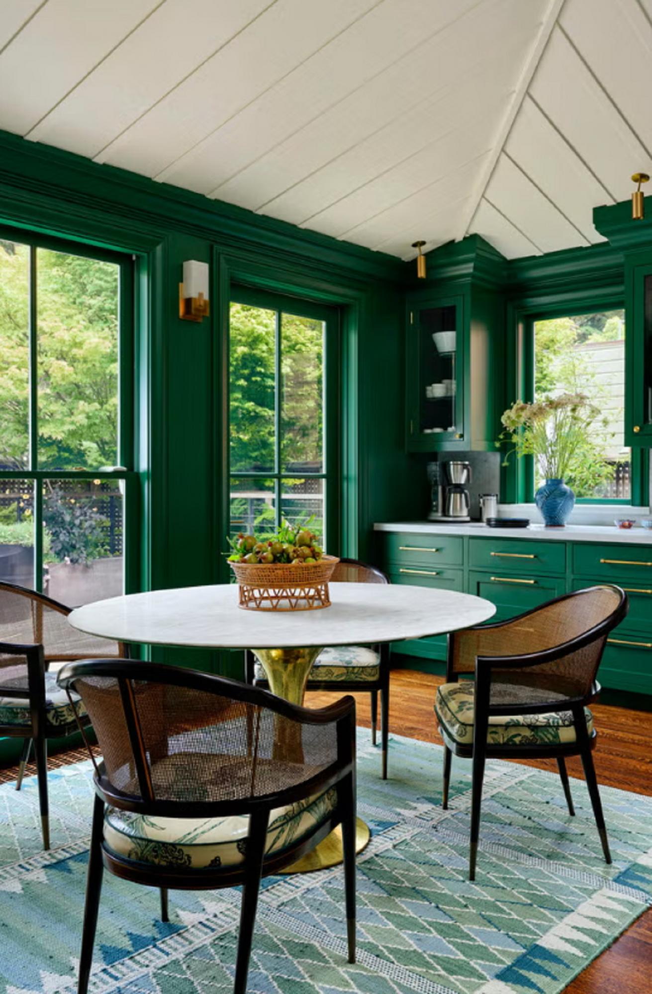 15 ідеальних кольорів фарби для кухонних шаф, які ніколи не виходять з моди