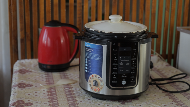 "Куда придут россияне, жить не останусь". Как переселенцы спасаются от войны в шелтерах