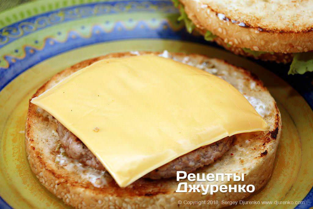 Кулінар дав простий рецепт домашнього бургера: буде краще, ніж в ресторані!