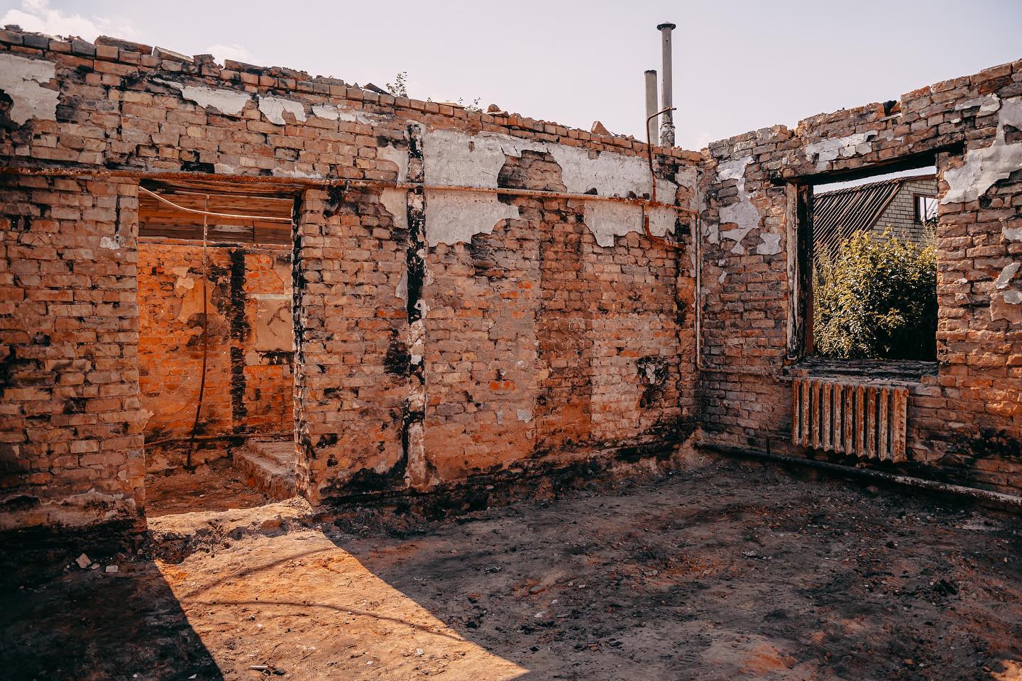 Мандрівники їздять Україною, розбираючи завалені домівки: як живуть і працюють magic-люди