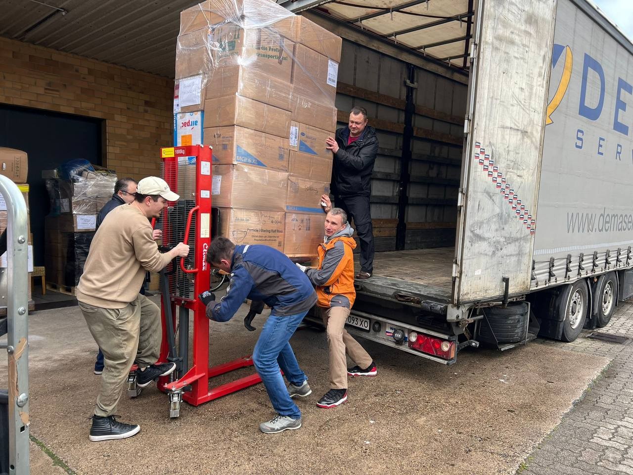 Тонни вантажів. Як громада в Карлсруе організувала масштабну допомогу українцям